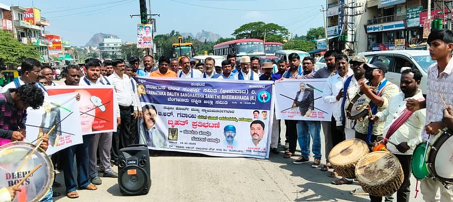 ಸುಪ್ರೀಂ ಕೋರ್ಟ್ ಮುಖ್ಯ ನ್ಯಾಯಮೂರ್ತಿ ಬಿ.ಆರ್. ಗವಾಯಿ ಅವರ ಮೇಲೆ ವಕೀಲನೊಬ್ಬ ಶೂ ಎಸೆಯಲು ಯತ್ನಿಸಿರುವ ಘಟನೆ ಖಂಡಿಸಿ, ಕರ್ನಾಟಕ ದಲಿತ ಸಂಘರ್ಷ ಸಮಿತಿ (ಭೀಮವಾದ) ವತಿಯಿಂದ ರಾಮನಗರದ ಐಜೂರು ವೃತ್ತದಲ್ಲಿ ಸೋಮವಾರ ಪ್ರತಿಭಟನೆ ನಡೆಯಿತು