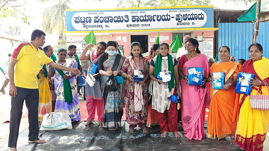 ಹುಳಿಯಾರು ಪಟ್ಟಣದ ಕಸವನ್ನು ಅಧಿಕಾರಿಗಳಿಗೆ ರವಾನಿಸುವ ಮೂಲಕ ಕೆಆರ್‌ಎಸ್‌ ಕಾರ್ಯಕರ್ತರು ಪ್ರತಿಭಟನೆ ನಡೆಸಿದರು