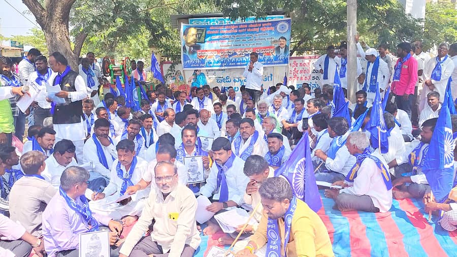 <div class="paragraphs"><p>ಶಹಾಪುರ ನಗರದ ಹೊಸ ತಹಶೀಲ್ದಾರ್‌ ಕಚೇರಿಯ ಮುಂದೆ ಸಂವಿಧಾನ ಸಂರಕ್ಷಣಾ ಸಮಿತಿ ಹಾಗೂ ದಲಿತಪರ ಸಂಘಟನೆಗಳ ಮುಖಂಡರು ಸೋಮವಾರ ಪ್ರತಿಭಟನೆ ನಡೆಸಿದರು</p></div>