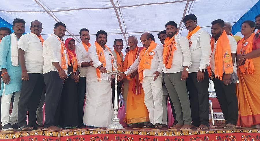 ಕನಕಗಿರಿಯ ಕನಕಾಚಲಪತಿ ದೇವಾಲಯದ ಆವರಣದಲ್ಲಿ ಸೋಮವಾರ ನಡೆದ ಮಹರ್ಷಿ ವಾಲ್ಮೀಕಿ ಜಯಂತಿ ಹಾಗೂ ಪ್ರತಿಭಾ ಪುರಸ್ಕಾರ ಕಾರ್ಯಕ್ರಮವನ್ನು ಮಾಜಿ ಶಾಸಕ ಬಸವರಾಜ ದಢೇಸೂಗೂರು ಉದ್ಘಾಟಿಸಿದರು