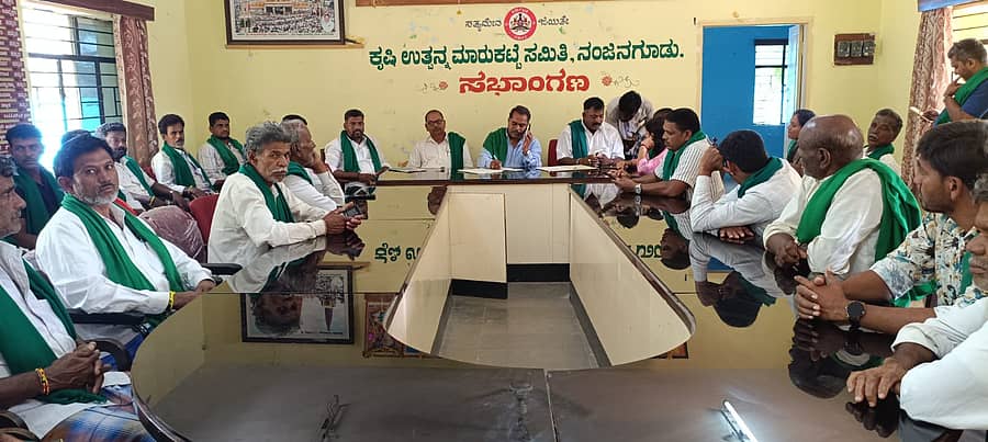 ನಂಜನಗೂಡಿನ ಎಪಿಎಂಸಿ ಸಭಾಂಗಣದಲ್ಲಿ ಸೋಮವಾರ ನಡೆದ ರೈತ ಸಂಘದ ಪೂರ್ವಭಾವಿ ಸಭೆಯಲ್ಲಿ ಸಂಘದ ರಾಜ್ಯ ಕಾರ್ಯಾಧ್ಯಕ್ಷ ವಿದ್ಯಾಸಾಗರ್ ಮಾತನಾಡಿದರು