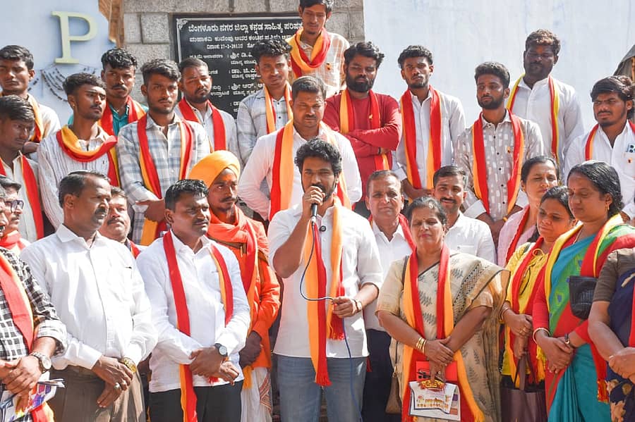 ಜನ ಸಾಮಾನ್ಯರ ವೇದಿಕೆ ಹಮ್ಮಿಕೊಂಡಿದ್ದ ಯುವ ಪರಿವರ್ತನೆ ಯಾತ್ರೆಯ ಸಮಾರೋಪದಲ್ಲಿ ಜಿ.ಬಿ. ವಿನಯಕುಮಾರ್ ಮಾತನಾಡಿದರು.