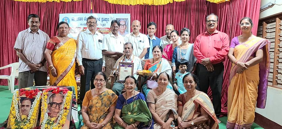 ಅಂಕೋಲಾ ಪಟ್ಟಣದಲ್ಲಿ ಭಾನುವಾರ ನಡೆದ ಶಂಕರ ಕೇಣಿ ದತ್ತಿ ಉಪನ್ಯಾಸ ಕಾರ್ಯಕ್ರಮದಲ್ಲಿ ಅಶೋಕ ನಾಯ್ಕ ದಂಪತಿಯನ್ನು ಸನ್ಮಾನಿಸಲಾಯಿತು