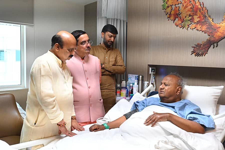 ಬೆಂಗಳೂರಿನಲ್ಲಿ ಈಚೆಗೆ ಮಾಜಿ ಪ್ರಧಾನಿ ಎಚ್‌.ಡಿ.ದೇವೇಗೌಡ ಅವರನ್ನು ಭೇಟಿಯಾದ ಕೇಂದ್ರ ಸಚಿವ ಪ್ರಲ್ಹಾದ ಜೋಶಿ, ಸಂಸದ ಬಸವರಾಜ ಬೊಮ್ಮಾಯಿ, ಶಾಸಕ ಶರಣಗೌಡ ಕಂದಕೂರು ಅವರು ಆರೋಗ್ಯವನ್ನು ವಿಚಾರಿಸಿದರು