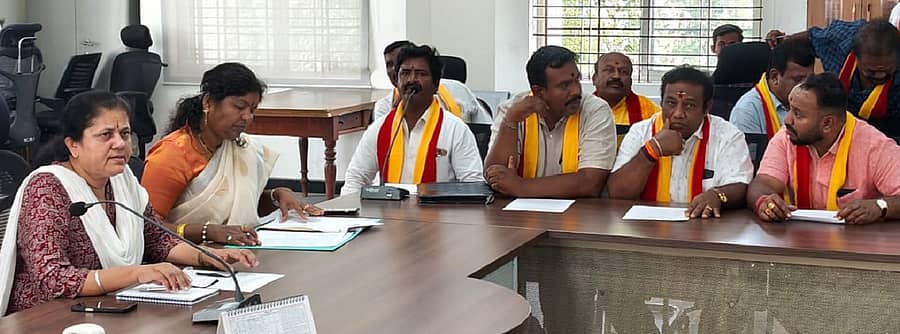 ಕೋಲಾರದಲ್ಲಿ ಸೋಮವಾರ ಕರ್ನಾಟಕ ರಾಜ್ಯೋತ್ಸವ ಆಚರಣೆಗೆ ಸಿದ್ಧತೆ ಸಂಬಂಧ ಹೆಚ್ಚುವರಿ ಜಿಲ್ಲಾಧಿಕಾರಿ ಎಸ್.ಎಂ.ಮಂಗಳಾ ನೇತೃತ್ವದಲ್ಲಿ ಅಧಿಕಾರಿಗಳು ಹಾಗೂ ವಿವಿಧ ಸಂಘಟನೆಗಳ ಮುಖಂಡರ ಸಭೆ ನಡೆಯಿತು