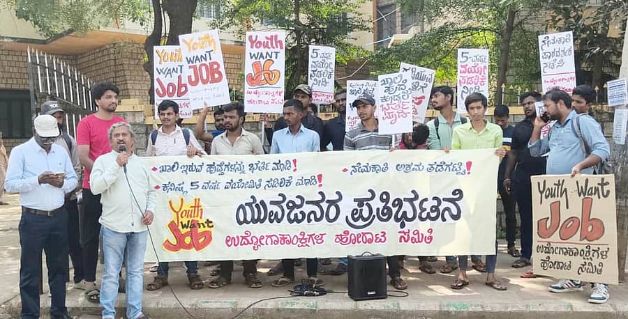 ಹೊಸಪೇಟೆಯಲ್ಲಿ ಸೋಮವಾರ ಕೇಂದ್ರ ಹಾಗೂ ರಾಜ್ಯ ಸರ್ಕಾರಗಳು ಕೂಡಲೇ ನೇಮಕಾತಿ ಪ್ರಕ್ರಿಯೆಗೆ ಮುಂದಾಗಬೇಕೆಂದು ಒತ್ತಾಯಿಸಿ ಉದ್ಯೋಗಾಕಾಂಕ್ಷಿಗಳ ಹೋರಾಟ ಸಮಿತಿಯ ಪದಾಧಿಕಾರಿಗಳು ತಹಶೀಲ್ದಾರ್ ಕಚೇರಿ ಮುಂದೆ ಪ್ರತಿಭಟನೆ ನಡೆಸಿದರು