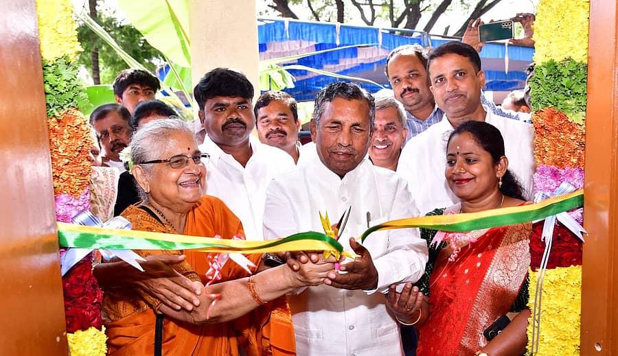 ದೇವನಹಳ್ಳಿಯ ತಿಂಡ್ಲು ಗ್ರಾಮದಲ್ಲಿ ಮೂರ್ತಿ ಟ್ರಸ್ಟ್‌ ವತಿಯಿಂದ ₹1.50 ಕೋಟಿ ವೆಚ್ಚದಲ್ಲಿ ನಿರ್ಮಿಸಿರುವ ನಮ್ಮೂರ ಸರ್ಕಾರಿ ಹಿರಿಯ ಪ್ರಾಥಮಿಕ ಪಾಠಶಾಲೆಯನ್ನು ಜಿಲ್ಲಾ ಉಸ್ತುವಾರಿ ಸಚಿವ ಕೆ.ಎಚ್‌.ಮುನಿಯಪ್ಪ ಹಾಗೂ ಮೂರ್ತಿ ಟ್ರಸ್ಟ್‌ ಅಧ್ಯಕ್ಷೆ ಸುಧಾ ಮೂರ್ತಿ ಉದ್ಘಾಟಿಸಿದರು