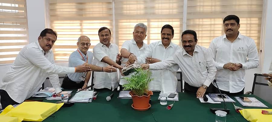 ಶಿವಮೊಗ್ಗದ ಭದ್ರಾ ಕಾಡಾ ಪ್ರಾಧಿಕಾರದ ಸಭಾಂಗಣದಲ್ಲಿ ಸೋಮವಾರ ಚಿಕ್ಕಮಗಳೂರು ಮತ್ತು ಶಿವಮೊಗ್ಗ ಜಿಲ್ಲೆಗಳ ಪಂಚ ಗ್ಯಾರಂಟಿ ಪ್ರಾಧಿಕಾರದ ಸಭೆಯನ್ನು ಕಾಡಾ ಅಧ್ಯಕ್ಷ ಡಾ.ಕೆ.ಪಿ.ಅಂಶುಮಂತ್‌ ಉದ್ಘಾಟಿಸಿದರು.
