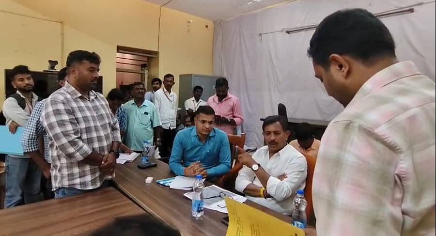 ಮಾಗಡಿಯಲ್ಲಿ ನಡೆದ ಜನಸಂಪರ್ಕ ಸಭೆಯಲ್ಲಿ ಶಾಸಕ ಎಚ್.ಸಿ. ಬಾಲಕೃಷ್ಣ ಅವರು ತಹಶೀಲ್ದಾರ್ ಶರತ್ ಕುಮಾರ್ ಮತ್ತು ಭೂ ದಾಖಲೆಗಳ ಇಲಾಖೆಯ ಸಹಾಯಕ ನಿರ್ದೇಶಕ ಆನಂದಕುಮಾರ್ ಅವರನ್ನು ತರಾಟೆಗೆ ತೆಗೆದುಕೊಂಡರು