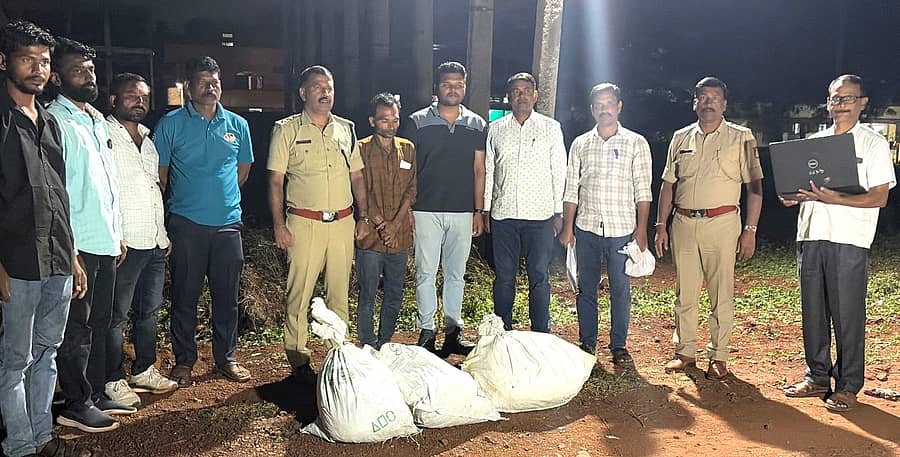 ಬೀದರ್‌ನ ಗಾಂಧಿಗಂಜ್‌ ಠಾಣೆ ಪೊಲೀಸರು ಗಾಂಜಾ ಜಪ್ತಿ ಮಾಡಿ, ಆರೋಪಿಯನ್ನು ವಶಕ್ಕೆ ಪಡೆದಿರುವುದು  