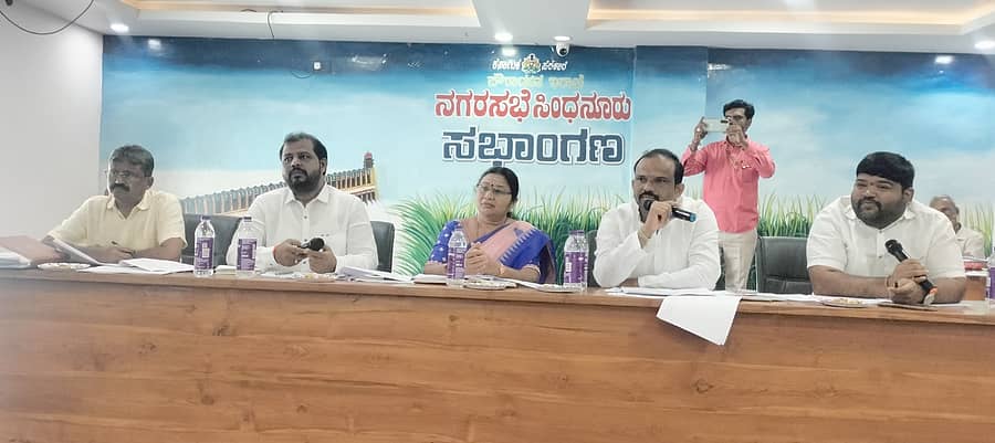 ಸಿಂಧನೂರಿನ ನಗರಸಭೆ ಸಭಾಂಗಣದಲ್ಲಿ ಸೋಮವಾರ ನಡೆದ ಸಾಮಾನ್ಯ ಸಭೆಯಲ್ಲಿ ವಿಧಾನ ಪರಿಷತ್ ಸದಸ್ಯ ಬಸನಗೌಡ ಬಾದರ್ಲಿ ಮಾತನಾಡಿದರು