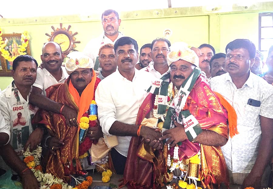 ಬೇಲೂರಿನ ಪ್ರಾಥಮಿಕ ಸಹಕಾರ ಕೃಷಿ ಮತ್ತು ಗ್ರಾಮಿಣ ಅಭಿವೃದ್ಧಿ ಬ್ಯಾಂಕ್ ನೂತನ ಅಧ್ಯಕ್ಷ ಎಚ್.ಎಂ. ದಿನೇಶ್, ಉಪಾಧ್ಯಕ್ಷೆ ತೀರ್ಥಕುಮಾರ್ ಅವರನ್ನು ಜೆಡಿಎಸ್ ಮುಖಂಡರು ಅಭಿನಂದಿಸಿದರು.