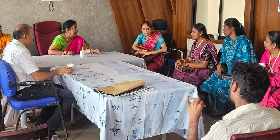 ಬೇಲೂರಿನಲ್ಲಿ ಸೋಮವಾರ ಮಹಿಳಾ ಅಭಿವೃದ್ಧಿ ನಿಗಮದ ಅಧ್ಯಕ್ಷೆ ಪದ್ಮಾವತಿ ಅವರು ಅಧಿಕಾರಿಗಳ ಜೊತೆ ಸಭೆ ನಡೆಸಿದರು 
