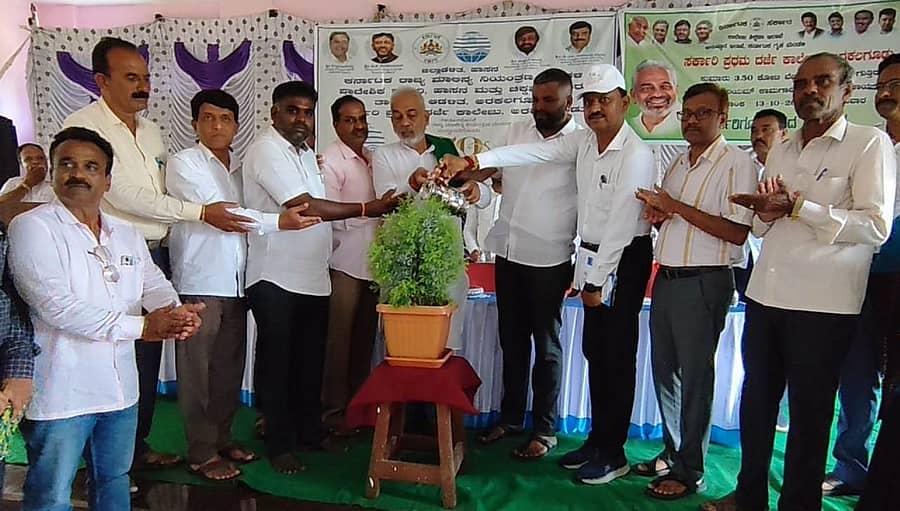 ಅರಕಲಗೂಡು ಸರ್ಕಾರಿ ಪ್ರಥಮ ದರ್ಜೆ ಕಾಲೇಜಿನಲ್ಲಿ ಸೋಮವಾರ ನಡೆದ ಮಾಲಿನ್ಯ ನಿಯಂತ್ರಣ ಮಂಡಳಿ ಸುವರ್ಣ ಮಹೋತ್ಸವ ಕಾರ್ಯಕ್ರಮವನ್ನು ಶಾಸಕ ಎ. ಮಂಜು ಉದ್ಘಾಟಿಸಿದರು. ಕಿಶೋರ್ ಕುಮಾರ್, ನರಸೇಗೌಡ, ಎ.ಎಲ್. ಮಂಜುನಾಥ್, ಭಾಸ್ಕರ್ ಭಾಗವಹಿಸಿದ್ದರು