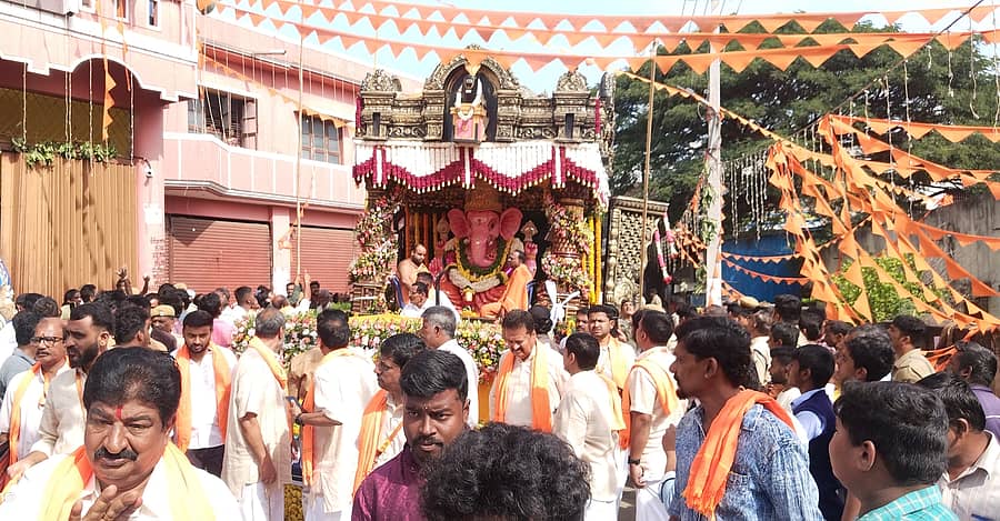 ಚನ್ನರಾಯಪಟ್ಟಣದಲ್ಲಿ 74ನೇ ವರ್ಷದ ಗಣಪತಿ ಉತ್ಸವ ಸೋಮವಾರ ಪ್ರಮುಖ ಬೀದಿಯಲ್ಲಿ ಸಾಗಿತು