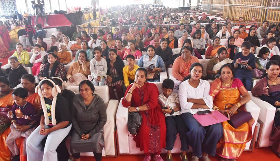 ಮಡಿಕೇರಿಯಲ್ಲಿ ನಡೆದ ಮಹಿಳಾ ದಸರೆಯಲ್ಲಿ ಹೆಚ್ಚಿನ ಸಂಖ್ಯೆಯಲ್ಲಿ ಅಂಗನವಾಡಿ ಕಾರ್ಯಕರ್ತೆಯರು ಮತ್ತು ಸಹಾಯಕಿಯರು ಭಾಗವಹಿಸಿದ್ದರು