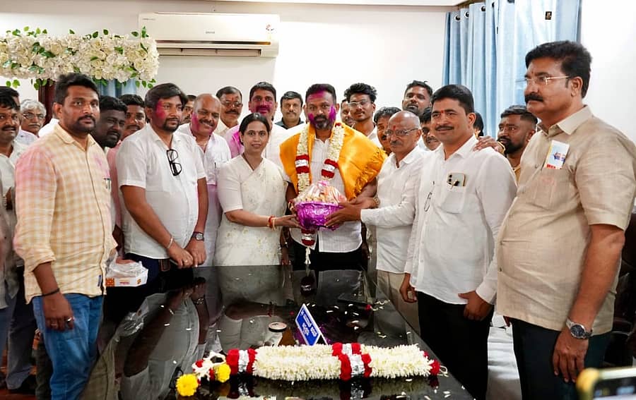 ಡಿಸಿಸಿ ಬ್ಯಾಂಕ್‌ ನಿರ್ದೇಶಕ ಸ್ಥಾನಕ್ಕೆ ಅವಿರೋಧವಾಗಿ ಆಯ್ಕೆಯಾದ ವಿಧಾನ ಪರಿಷತ್‌ ಸದಸ್ಯ ಚನ್ನರಾಜ ಹಟ್ಟಿಹೊಳಿ ಅವರನ್ನು ಸಚಿವೆ ಲಕ್ಷ್ಮೀ ಹೆಬ್ಬಾಳಕರ ಮತ್ತು ಬೆಂಬಲಿಗರು ಸತ್ಕರಿಸಿದರು