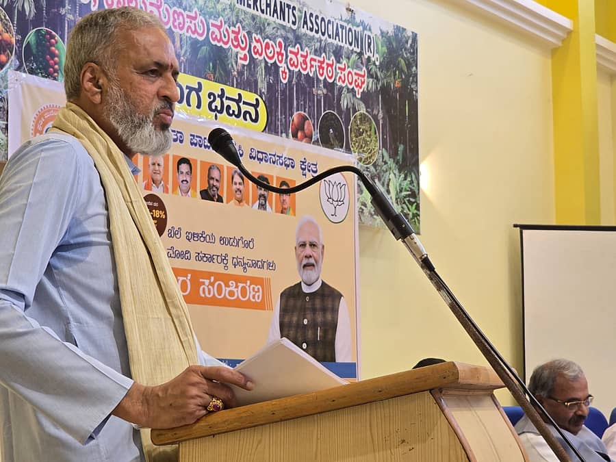 ಶಿರಸಿಯ ಪೂಗ ಭವನದಲ್ಲಿ ಬಿಜೆಪಿ ವತಿಯಿಂದ ನಡೆದ ಜಿಎಸ್‍ಟಿ ಉಳಿತಾಯ ಉತ್ಸವ ವಿಚಾರ ಸಂಕಿರಣದಲ್ಲಿ ಸಂಸದ ವಿಶ್ವೇಶ್ವರ ಹೆಗಡೆ ಕಾಗೇರಿ ಮಾತನಾಡಿದರು