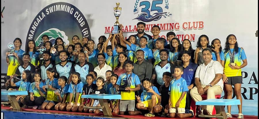ಸಮಗ್ರ ಚಾಂಪಿಯನ್ ಆದ ಮಂಗಳೂರಿನ ವಿ ಒನ್ ಕ್ಲಬ್‌ನ ಈಜುಪಟುಗಳು ಆಡಳಿತದವರು ಮತ್ತು ಕೋಚ್‌ಗಳ ಜೊತೆ ಸಂಭ್ರಮಿಸಿದರು