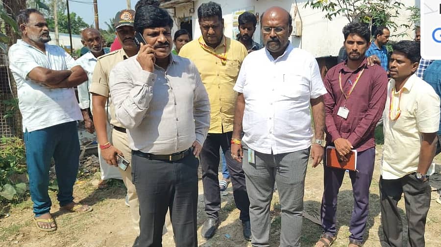 ಆನೇಕಲ್ ತಾಲ್ಲೂಕಿನ ಬೊಮ್ಮಸಂದ್ರದಲ್ಲಿ ರಾಜಕಾಲುವೆ ಒತ್ತುವರಿಯಾಗಿದ್ದ ಹಿನ್ನೆಲೆಯಲ್ಲಿ ಜಿಲ್ಲಾಧಿಕಾರಿ ಜಗದೀಶ್ ಭೇಟಿ ನೀಡಿ ಪರಿಶೀಲನೆ ನಡೆಸಿದರು