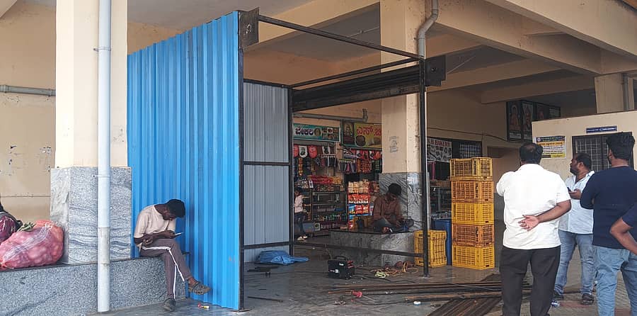 ಕಾಳಗಿ ಹೊಸ ಬಸ್ ನಿಲ್ದಾಣದಲ್ಲಿ ಶೆಡ್ ನಿರ್ಮಿಸುತ್ತಿರುವುದು