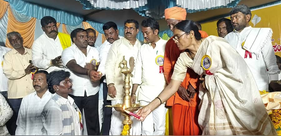 ಕುಳಗೇರಿ ಕ್ರಾಸ್ ಗ್ರಾಮದ ಎಪಿಎಂಸಿ ಆವರಣದಲ್ಲಿ ಭಾನುವಾರ ಸುಡುಗಾಡು ಸಿದ್ದರ ಸಂಘವನ್ನು ಶಾಸಕ ಭೀಮಸೇನ ಚಿಮ್ಮನಕಟ್ಟಿ ಹಾಗೂ ಗಣ್ಯರು ಉದ್ಘಾಟಿಸಿದರು