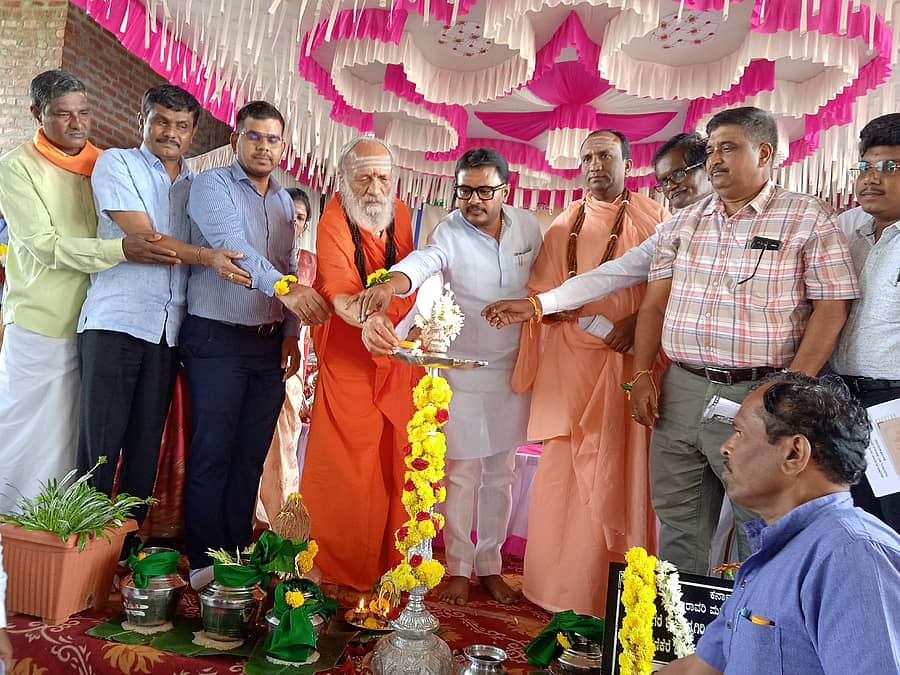 ಮಸಣಿಕೆರೆ ಗ್ರಾಮದಲ್ಲಿ ಸೋಮವಾರ ಸಣ್ಣ ನೀರಾವರಿ ಇಲಾಖೆಯಿಂದ ಪೈಪ್ ಲೈನ್ ಕಾಮಗಾರಿ ಭೂಮಿಪೂಜೆ ಕಾರ್ಯಕ್ರಮವನ್ನು ಶಾಸಕ ಬಸವರಾಜು ವಿ. ಶಿವಗಂಗಾ ಉದ್ಘಾಟಿಸಿದರು