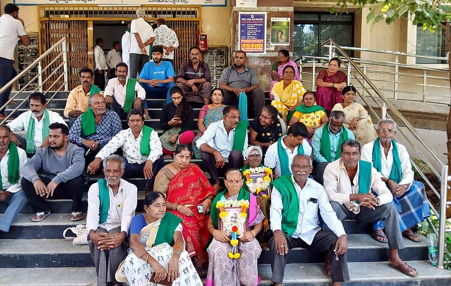 ಚನ್ನಪಟ್ಟಣದ ತಾಲ್ಲೂಕು ಕಚೇರಿ ಎದುರು ಮಂಗಳವಾರಪೇಟೆ ರೈತ ಮಹಿಳೆಯರು ಹಾಗೂ ರೈತಸಂಘಟನೆಯ ಮುಖಂಡರು ನಗರದ ತಾಲ್ಲೂಕು ಕಚೇರಿ ಎದುರು ಧರಣಿ ಸತ್ಯಾಗ್ರಹ ನಡೆಸಿದರು