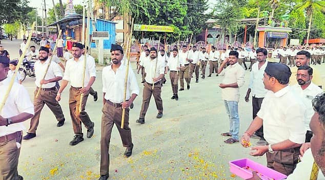 <div class="paragraphs"><p>ರಾಯಚೂರು ತಾಲ್ಲೂಕಿನ ಶಕ್ತಿನಗರದಲ್ಲಿ ರಾಷ್ತ್ರೀಯ ಸ್ವಯಂಸೇವಕ ಸಂಘದ ಸ್ವಯಂ ಸೇವಕರು ಪಥ ಸಂಚಲನ ನಡೆಸಿದರು</p></div>