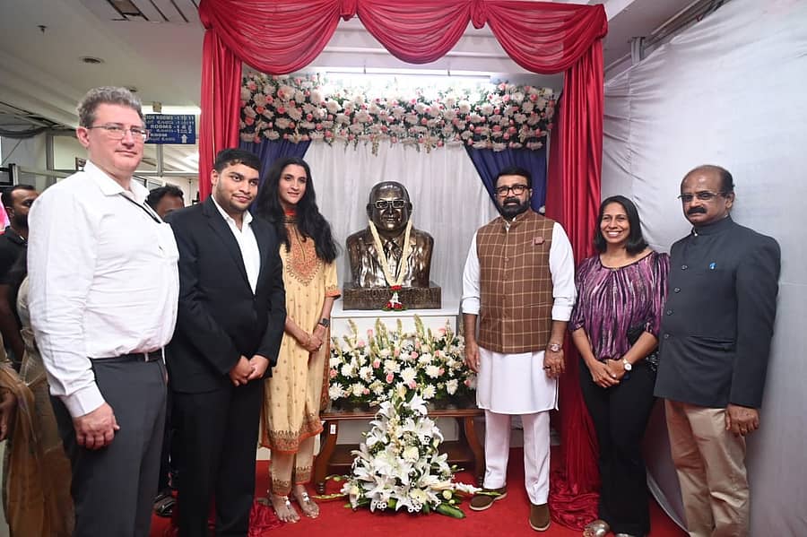 ನಗರದ ಹಾಸ್ಮಾಟ್ ಮಲ್ಟಿಸ್ಪೆಷಾಲಿಟಿ ಆಸ್ಪತ್ರೆಯಲ್ಲಿ ಸೋಮವಾರ ಸಂಸ್ಥಾಪಕರ ದಿನ ಆಚರಿಸಲಾಯಿತು. ಶಾಸಕ ಹ್ಯಾರಿಸ್, ಈಜುಪಟು ನಿಶಾ ಮಿಲ್ಲೆಟ್, ಅನೀಶಾ ಚಾಂಡಿ ಎಕಾರ್ಟ್ ಹಾಜರಿದ್ದರು.