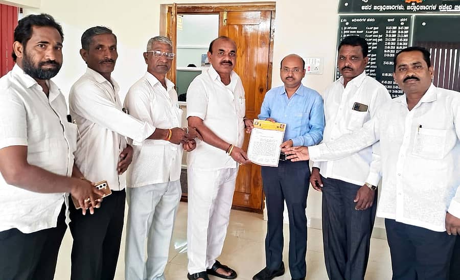ಜಿಲ್ಲಾ ಟೋಕರೆ ಕೋಲಿ ಸಮಾಜ ಸಂಘದ ಪದಾಧಿಕಾರಿಗಳು ಬೀದರ್‌ನಲ್ಲಿ ಹೆಚ್ಚುವರಿ ಜಿಲ್ಲಾಧಿಕಾರಿ ಶಿವಾನಂದ ಕರಾಳೆ ಅವರಿಗೆ ಮನವಿ ಪತ್ರ ಸಲ್ಲಿಸಿದರು