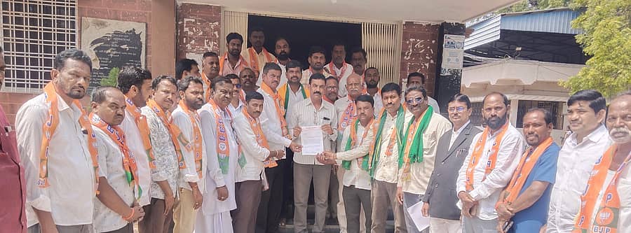ಮಾನ್ವಿಯಲ್ಲಿ ಸೋಮವಾರ ಬಿಜೆಪಿ ಪಕ್ಷದ ಕಾರ್ಯಕರ್ತರು ಗ್ರೇಡ್‌-2 ತಹಶೀಲ್ದಾರ್ ಅಬ್ದುಲ್‌ ವಾಹಿದ್ ಅವರಿಗೆ ಮನವಿ ಸಲ್ಲಿಸಿದರು