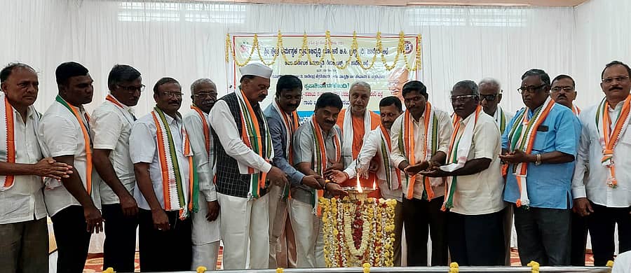 ಶಿಗ್ಗಾವಿ ಪಟ್ಟಣದ ವಿರಕ್ತಮಠದಲ್ಲಿ ಸೋಮವಾರ ನಡೆದ ಗಾಂಧಿಸ್ಮೃತಿ, ಪಾನ ಮುಕ್ತರ ಅಭಿನಂದನಾ ಹಾಗೂ ಜನಜಾಗೃತಿ ಸಮಾವೇಶವನ್ನು ವಿರಕ್ತಮಠದ ಸಂಗನಬಸವ ಸ್ವಾಮೀಜಿ ಉದ್ಘಾಟಿಸಿದರು 
