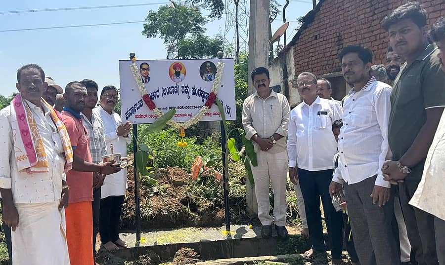 ಕುಣಿಗಲ್‌ ತಾಲ್ಲೂಕು ನಾಗನಹಳ್ಳಿ ತಾಂಡಾದಲ್ಲಿ ಸೋಮವಾರ ಕರ್ನಾಟಕ ಬಂಜಾರ (ಲಂಬಾಣಿ) ಹಕ್ಕು ಸಂರಕ್ಷಣಾ ಸಮಿತಿಯ ತಾಲ್ಲೂಕು ಘಟಕ ಉದ್ಘಾಟಿಸಲಾಯಿತು. ಬಂಜಾರ ಸಂಸ್ಕೃತಿ ಮತ್ತು ಭಾಷಾ ಅಕಾಡೆಮಿ ಅಧ್ಯಕ್ಷ ಎ.ಆರ್.ಗೋವಿಂದಸ್ವಾಮಿ, ಮುಖಂಡರಾದ ಎಸ್.ಆರ್.‌ರಾಜಾನಾಯಕ್, ಧರ್ಮರಾಜ್‌, ಸತೀಶ್‌ ನಾಯಕ್‌, ಮೂರ್ತಿನಾಯಕ್ ಇತರರು ಪಾಲ್ಗೊಂಡಿದ್ದರು