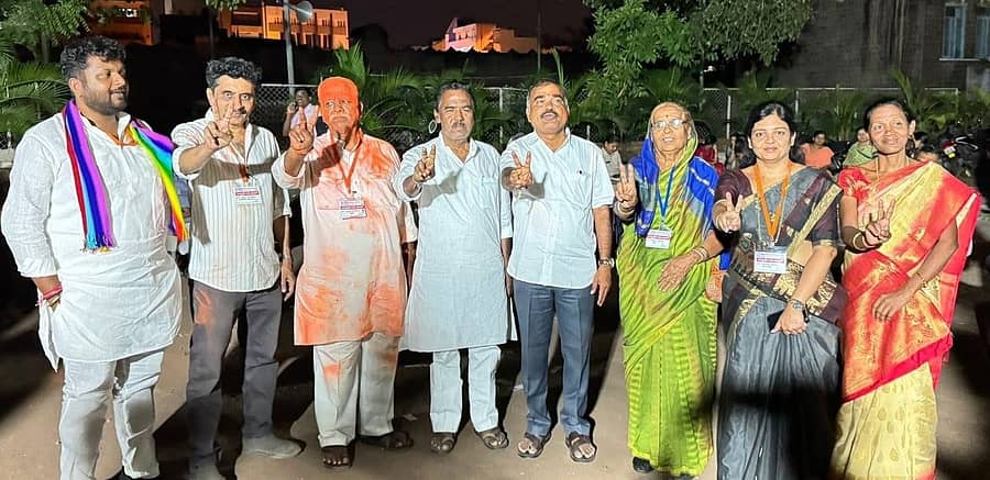 <div class="paragraphs"><p>ವಿಜಯಪುರ&nbsp; ನಗರದ ಶ್ರೀ ಸಿದ್ದೇಶ್ವರ ಸಹಕಾರ ಬ್ಯಾಂಕಿನ 2025–30ನೇ ಸಾಲಿನ ಆಡಳಿತ ಮಂಡಳಿಗೆ ಭಾನುವಾರ ನಡೆದ ಚುನಾವಣೆಯಲ್ಲಿ ಗೆಲುವು ಸಾಧಿಸಿದ ಹಳೆ ಬಣದ ಸದಸ್ಯರು ವಿಜಯೋತ್ಸವ ಆಚರಿಸಿದರು&nbsp; &nbsp;</p></div>