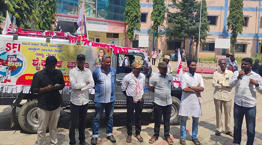 ದಾವಣಗೆರೆಯಲ್ಲಿ ಸೋಮವಾರ ನಡೆದ ಶೈಕ್ಷಣಿಕ ಜಾಥಾ ಬಳಿಕ ಸರ್ಕಾರಿ ಪ್ರಥಮ ದರ್ಜೆ ಕಾಲೇಜಿನಲ್ಲಿ ಬಹಿರಂಗ ಸಮಾವೇಶ ನಡೆಯಿತು