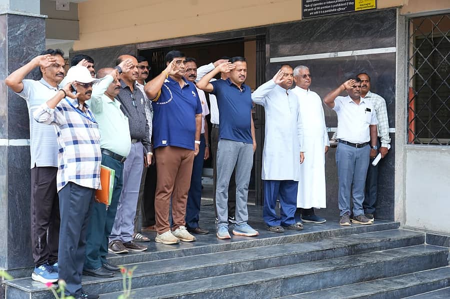 ಶಿವಮೊಗ್ಗದ ಸೇಕ್ರೆಡ್ ಹಾರ್ಟ್ ಸಂಸ್ಥೆಯ ಕ್ರೀಡಾಂಗಣದಲ್ಲಿ ಆಯೋಜಿಸಿದ್ದ ಬೆಂಗಳೂರು ವಿಭಾಗ ಮಟ್ಟದ ಫುಟ್ಬಾಲ್ ಕ್ರೀಡಾಕೂಟಕ್ಕೆ ರಾಜ್ಯ ಸರ್ಕಾರಿ ನೌಕರರ ಸಂಘದ ಅಧ್ಯಕ್ಷ ಸಿ.ಎಸ್.ಷಡಾಕ್ಷರಿ ಚಾಲನೆ ನೀಡಿ ಗೌರವ ವಂದನೆ ಸ್ವೀಕರಿಸಿದರು.