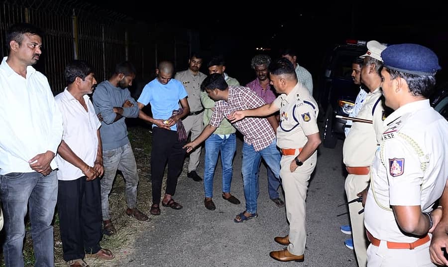 ಮೈಸೂರು ಪೊಲೀಸ್ ರೌಡಿ ಪ್ರತಿಬಂಧಕ ದಳವು ಭಾನುವಾರ ರಾತ್ರಿಯೂ ವಿಶೇಷ ಕಾರ್ಯಾಚರಣೆ ನಡೆಸಿತು