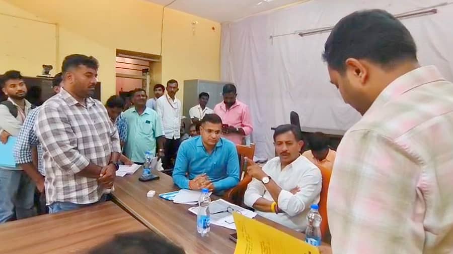 <div class="paragraphs"><p>ರೈತರ ಕೆಲಸ ಮಾಡದಿದ್ದರೆ ಮುಖಕ್ಕೆ ಹೊಡಿತಿನಿ: ಅಧಿಕಾರಿಗಳಿಗೆ ಶಾಸಕ ಬಾಲಕೃಷ್ಣ ಧಮಕಿ</p></div>