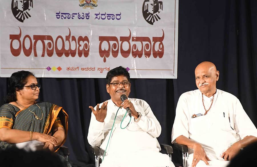 ಧಾರವಾಡದ ರಂಗಾಯಣದಲ್ಲಿ ಕಾರ್ಯಕ್ರಮದಲ್ಲಿ ರಾಜು ತಾಳಿಕೋಟಿ ಮಾತನಾಡಿದ್ದು. (ಸಂಗ್ರಹ ಚಿತ್ರ)
