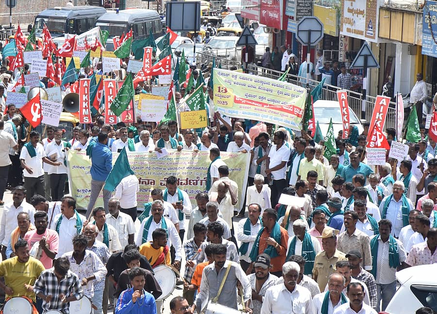 ತುಮಕೂರಿನಲ್ಲಿ ಸೋಮವಾರ ಬೈಪಾಸ್ ರಸ್ತೆ ನಿರ್ಮಾಣಕ್ಕೆ ಭೂ ಸ್ವಾಧೀನ ವಿರೋಧಿಸಿ ರೈತರು ಪ್ರತಿಭಟನೆ ನಡೆಸಿದರು