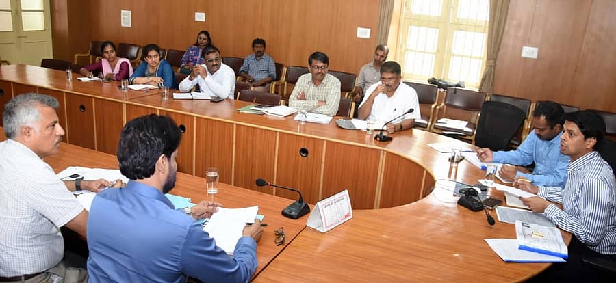 ಮೈಸೂರಿನಲ್ಲಿ ಸೋಮವಾರ ನಡೆದ ಅಧಿಕಾರಿಗಳ ಸಭೆಯಲ್ಲಿ ಜಿಲ್ಲಾಧಿಕಾರಿ ಜಿ.ಲಕ್ಷ್ಮೀಕಾಂತ ರೆಡ್ಡಿ ಮಾತನಾಡಿದರು