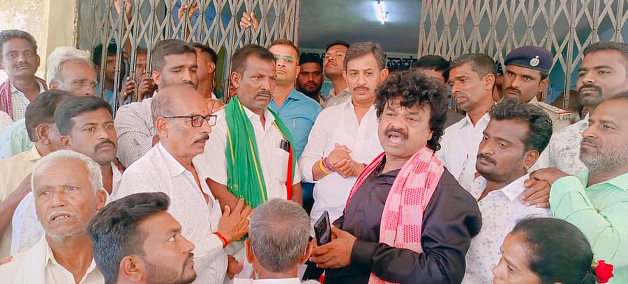 ಮಾಗಡಿ ಪಟ್ಟಣದ ತಾಲ್ಲೂಕು ಕಚೇರಿ ಮುಂಬಾಗದಲ್ಲಿ ಸೋಲೂರು ಹೋಬಳಿಯ ನೂರಾರು ರೈತರು ಶಾಸಕ ಬಾಲಕೃಷ್ಣರವರಿಗೆ ಸೋಲೂರು ಹೋಬಳಿ ಮಾಗಡಿ ತಾಲ್ಲೂಕಿನಲ್ಲಿ ಉಳಿಸುವಂತೆ ಮನವಿ ಮಾಡಿದರು, ತಹಶೀಲ್ದಾರ್ ಶರತ್ ಕುಮಾರ್ ಜತೆಯಲಿದರು.