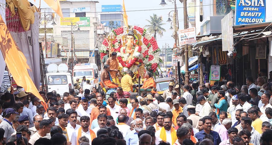 ವಿದ್ಯಾಗಣಪತಿ ಮಂಡಳಿ ಪ್ರತಿಷ್ಠಾಪಿಸಿದ್ದ ಗಣೇಶ ಮೂರ್ತಿಯ ವಿಸರ್ಜನಾ ಮೆರವಣಿಗೆ ಸೋಮವಾರ ನಗರದಲ್ಲಿ ಅದ್ದೂರಿಯಾಗಿ ನಡೆಯಿತು