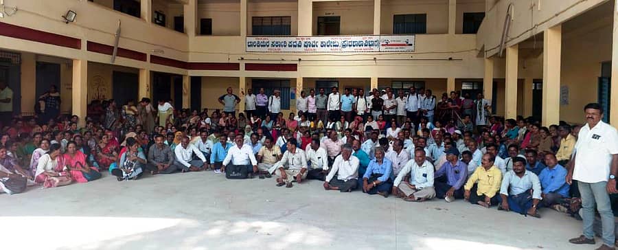 ಚನ್ನಪಟ್ಟಣದ ಬಾಲಕಿಯರ ಸರ್ಕಾರಿ ಪದವಿ ಪೂರ್ವ ಕಾಲೇಜಿನ ಆವರಣದಲ್ಲಿ ಸಾಮಾಜಿಕ ಮತ್ತು ಶೈಕ್ಷಣಿಕ ಸಮೀಕ್ಷೆ ಕಾರ್ಯಕ್ಕೆ ನೇಮಿಸಿಕೊಂಡಿರುವ ಶಿಕ್ಷಕರು ಪ್ರತಿಭಟನೆ ನಡೆಸಿದರು