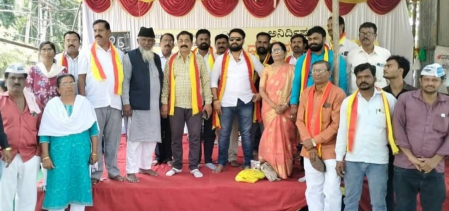 ವಿಜಯಪುರದಲ್ಲಿ ಸರ್ಕಾರಿ ವೈದ್ಯಕೀಯ ಕಾಲೇಜು ಸ್ಥಾಪಿಸಲು ಆಗ್ರಹಿಸಿ ನಡೆಯುತ್ತಿರುವ ಹೋರಾಟದಲ್ಲಿ ಸೋಮವಾರ ಕರ್ನಾಟಕ ರಕ್ಷಣಾ ವೇದಿಕೆಯ (ಪ್ರವೀಣ್ ಶೆಟ್ಟಿ ಬಣ) ಸದಸ್ಯರು ಧರಣಿಯಲ್ಲಿ ಪಾಲ್ಗೊಂಡು ಬೆಂಬಲ ಸೂಚಿಸಿದರು