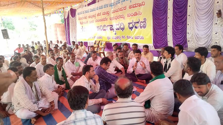 ಗುಂಡ್ಲುಪೇಟೆ ತಾಲ್ಲೂಕಿನ ಶಿವಪುರದ ಕಲ್ಲುಕಟ್ಟೆ ಕೆರೆ ಮತ್ತು ವಿಜಯಪುರ ಅಮಾನಿ ಕೆರೆಗಳಿಗೆ ನೀರು ತುಂಬಿಸದೆ ಇರುವುದನ್ನು ಖಂಡಿಸಿ ರೈತ ಒಕ್ಕೂಟದ ವತಿಯಿಂದ ಕಲ್ಲುಕಟ್ಟೆ ಕೆರೆ ಕೋಡಿ ಆವರಣದಲ್ಲಿ ಅಹೋರಾತ್ರಿ ಅನಿರ್ದಿಷ್ಟಾವಧಿ ಧರಣಿ ಆರಂಭಿಸಲಾಯಿತು