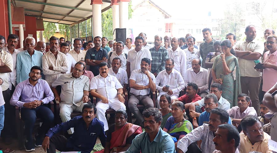 ತೀರ್ಥಹಳ್ಳಿಯಲ್ಲಿ ಅರಮನೆ ಬ್ಯಾಣ ಉಳಿಸಿ ಪ್ರತಿಭಟನಾಕಾರರು ನಿರ್ಮಿಸಿದ ಸಾಕ್ಷ್ಯಚಿತ್ರವನ್ನು ಶಾಸಕ ಆರಗ ಜ್ಞಾನೇಂದ್ರ ವೀಕ್ಷಿಸಿದರು.