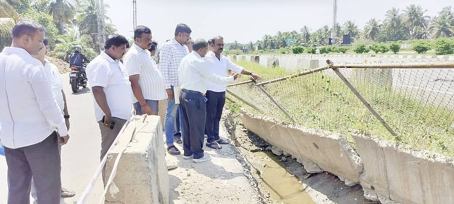 ರಾಷ್ಟ್ರೀಯ ಹೆದ್ದಾರಿ ಪ್ರಾಧಿಕಾರದ ಅಧಿಕಾರಿಗಳೊಂದಿಗೆ ಶಾಸಕ ಕೆ.ಎಂ. ಉದಯ ಅವರು ಸೋಮವಾರ ತಾಲ್ಲೂಕಿನ ನಿಡಘಟ್ಟ ಬಳಿ ಮೈಸೂರು– ಬೆಂಗಳೂರು ಹೆದ್ದಾರಿಯ ಸರ್ವಿಸ್ ರಸ್ತೆಯ ಕಳಪೆ ಮತ್ತು ಅಪೂರ್ಣ ಕಾಮಗಾರಿಯನ್ನು ಪರಿಶೀಲನೆ ನಡೆಸಿದರು