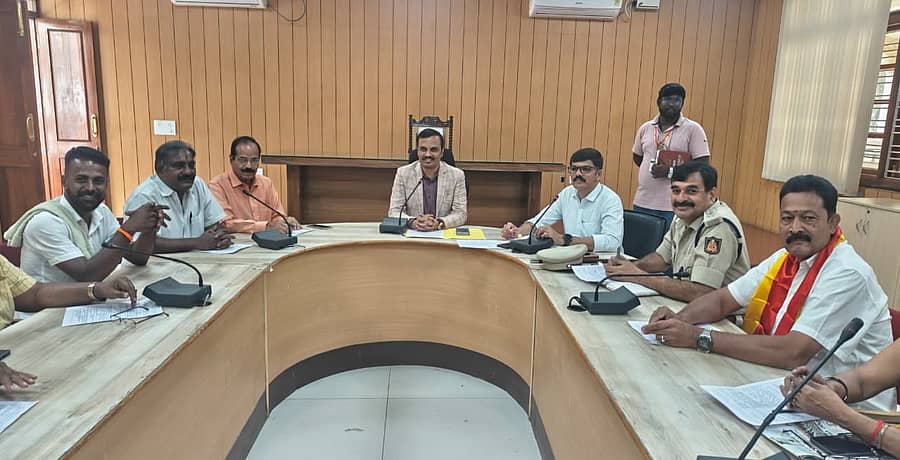 ಮೈಸೂರಿನಲ್ಲಿ ಹೆಚ್ಚುವರಿ ಜಿಲ್ಲಾಧಿಕಾರಿ ಪಿ.ಶಿವರಾಜು ಅಧ್ಯಕ್ಷತೆಯಲ್ಲಿ ಸೋಮವಾರ ಕನ್ನಡ ರಾಜ್ಯೋತ್ಸವ ಪೂರ್ವಭಾವಿ ಸಭೆ ನಡೆಯಿತು